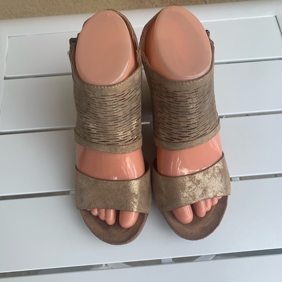 Sofft suede perforated tan glittery sandals size 6M - Picture 2 of 16